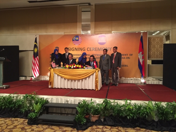 ពិធីចុះ​ហត្ថលេខា​លេី​អនុស្សរណៈ​​យោគយល់​គ្នា​ស្ដីពី​ការ​ជ្រើស​រេីស​ និង​ដាក់​ឲ្យ​ពលករ​ខ្មែរ​ធ្វេី​ការ​តាម​ផ្ទះ​