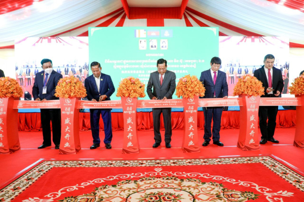 ឯកឧត្តមបណ្ឌិត អុិត សំហេង អញ្ជើញសម្ពោធក្រុមហ៊ុនផលិតស្បែងជើងមួយនៅខេត្តកំពង់ស្ពឺ ដែលមានទុនវិនិយោគ៦.៤លានដុល្លារ