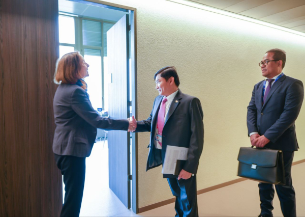 ឯកឧត្តមហេង សួរ បានជួបពិភាក្សាការងារជាមួយប្រធានការិយាល័យសកម្មភាពកម្មករនិយោជិតរបស់ILO និងអង្គការអន្តរជាតិខាងនិយោជក(IOE) ក្នុងកិច្ចប្រជុំប្រចាំឆ្នាំនៅហ្សឺណែវ