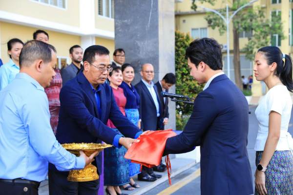 ថ្នាក់ដឹកនាំ និងមន្ត្រីរាជការនៃក្រសួងការងារ និងបណ្តុះបណ្តាលវិជ្ជាជីវៈ ចូលរួមគោរពទង់ជាតិនៃព្រះរាជាណាចក្រកម្ពុជា