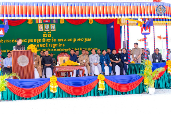 សម្តេចធិបតី ហ៊ុន ម៉ាណែត បន្តចុះជួបសំណេះសំណាលជាមួយកម្មករនិយោជិតជាង១.៨ម៉ឺននាក់ នៅស្រុកបាទី ខេត្តតាកែវ