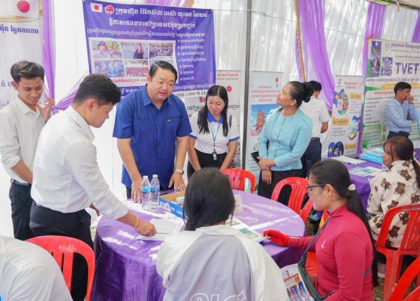 ក្រសួងការងារ បន្តរៀបចំវេទិកាការងារនៅខេត្តបាត់ដំបង ដើម្បីផ្ដល់ឱកាសការងារជាង ៩ ពាន់កន្លែងជូនប្រជាពលរដ្ឋ
