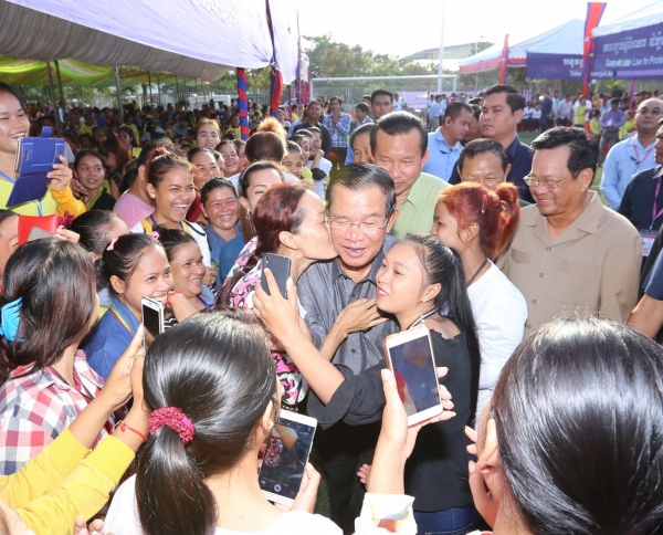 សម្តេច​តេជោ ហ៊ុន សែន អញ្ជើញ​ជួប​សំណេះ​សំណាល​ជា​មួយ​កម្មករ​ជាង​១ម៉ឺន​នាក់​នៅ​រោង​ចក្រ ISI ផ្លូវ​វេង​ស្រេង