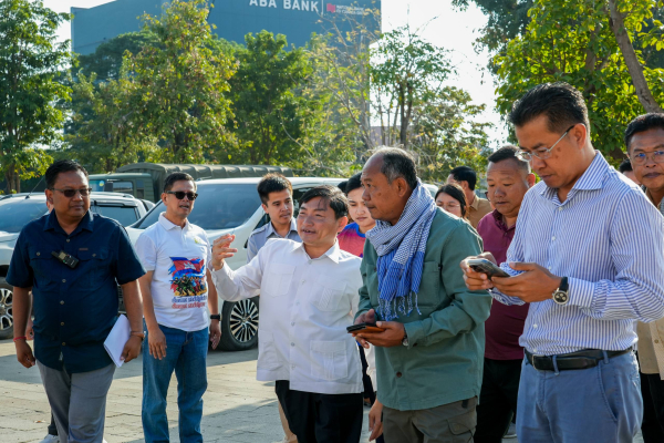 ឯកឧត្តម ហេង សួរ នាំយកអំណោយសប្បុរសជននានា ប្រគល់ជូនរដ្ឋបាលខេត្តបន្ទាយមានជ័យ សម្រាប់យកទៅប្រើប្រាស់តាមតម្រូវការ