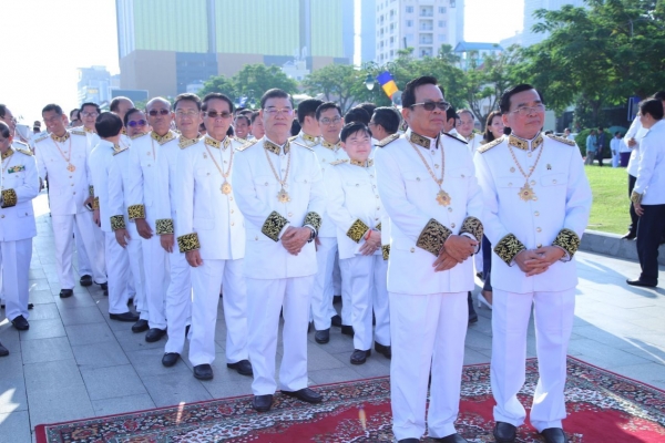 ឯកឧត្ដម​បណ្ឌិត​ អុិត សំហេង​ ដឹកនាំគណៈប្រតិភូ អញ្ជើញគោរព​វិញ្ញាណក្ខន្ធ​ព្រះ​បរម​រតន​កោដ្ឋ​