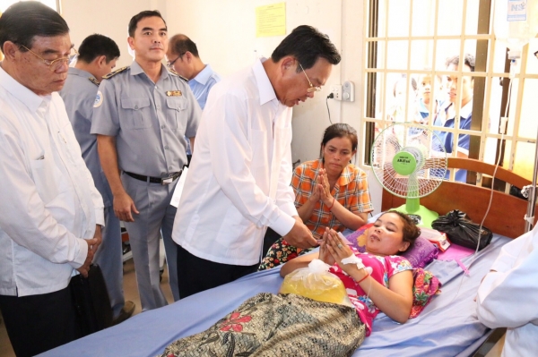 ឯកឧត្តម​បណ្ឌិត អ៊ិត សំហេង អញ្ជើញចុះសួរសុខទុក្ខ​បងប្អូន​កម្មករ​ កម្មការិនី ដែលបានរងបួស​សម្រាកនៅមន្ទីរ​ពេទ្យ