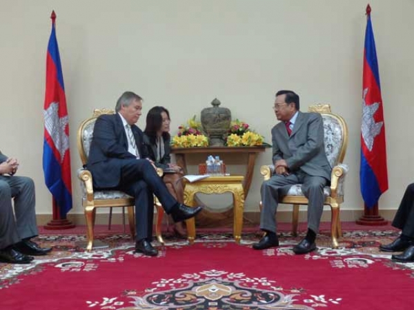 ឯកឧត្តម​បណ្ឌិត អ៊ិត សំហេង អញ្ជើញ​ទទួលជួបសំដែងការ​ការ​គួរសមជា​មួយលោក Bobert Elliott អគ្គនាយក​ប្រតិបត្តិ​នៃ​ក្រុមហ៊ុន​ធានា​រ៉ាប់រង​អាយុ​ជីវិត Manulife