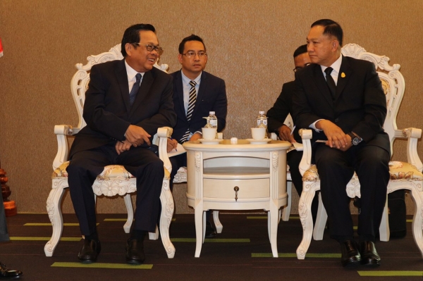 ឯកឧត្តមបណ្ឌិតរដ្ឋមន្ត្រី និងគណៈប្រតិភូកម្ពុជា បានអញ្ជើញជួបជាមួយឯកឧត្តម អាឌុល សែងសុីកែវ រដ្ឋមន្ត្រីក្រសួងអភិវឌ្ឍសង្គម និងសន្តិសុខមនុស្សជាតិនៃប្រទេសថៃ