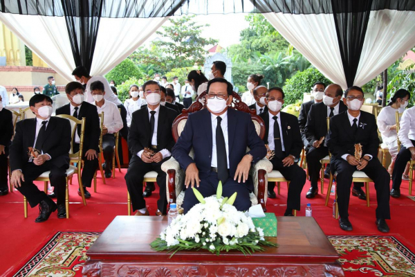 ឯកឧត្តមបណ្ឌិត  អុិត សំហេង អញ្ជើញផ្ដល់ភ្លើងបូជាសព ឯកឧត្តម អ៊ុំ មាន