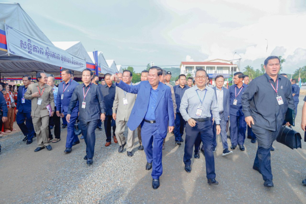 សម្តេចតេជោ ហ៊ុន សែន អញ្ជើញសំណេះសំណាលជាមួយបងប្អូនកម្មករនិយោជិត និងសម្ពោធដាក់ឱ្យដំណើរការរោងចក្រផលិតសំបកកង់