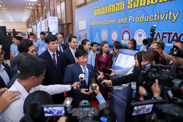 ឯកឧត្តម ហេង សួរ ប្រកាសដាក់ឱ្យដំណើរការ បញ្ជរផ្តល់សេវាសាធារណៈតាមប្រព័ន្ធអេឡេិចត្រូនិករបស់ក្រសួង សម្រាប់សាធារណជនសាកល្បងប្រើប្រាស់