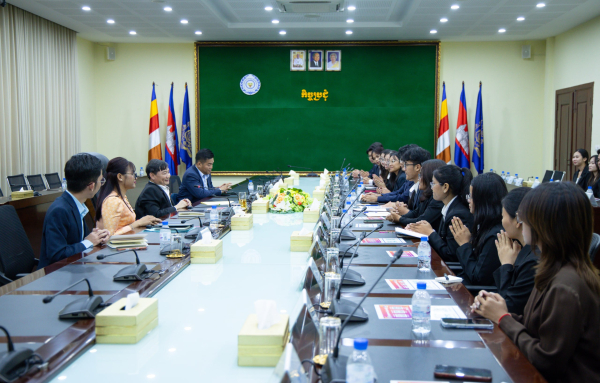 ឯកឧត្តមរដ្ឋមន្រ្តី ហេង សួរ លើកទឹកចិត្តនិស្សិតជ័យលាភីអាហារូបករណ៍រដ្ឋាភិបាលកូរ៉េ ឱ្យខិតខំរៀនសូត្រពីប្រទេសជឿនលឿន ក្រេបយកចំណេះដឹងថ្មីៗ បទពិសោធល្អៗមកចូលរួមអភិវឌ្ឍប្រទេសជាតិ