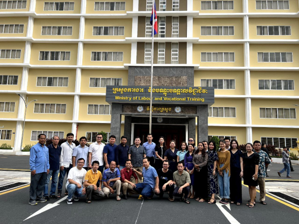 ក្រុមការងារវេនប្រចាំការថ្ងៃទី១ នៃពិធីបុណ្យភ្ជុំបិណ្ឌ នៅទីស្តីការក្រសួង