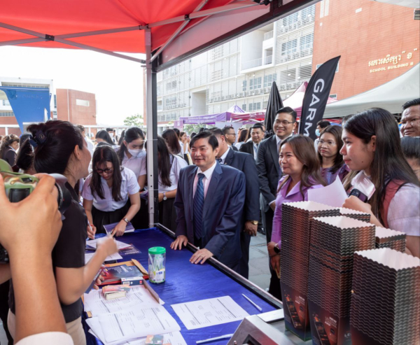 ឯកឧត្តម ហេង សួរ ជំរុញឱ្យសិស្ស-និស្សិត ប្រើប្រាស់វេទិកាការងារដើម្បីជាមូលដ្ឋានក្នុងការសម្រេចក្តីស្រមៃក្នុងថ្ងៃអនាគតដែលស្របទៅនឹងទីផ្សារ