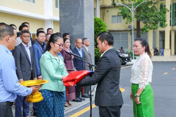 ថ្នាក់ដឹកនាំ និងមន្ត្រីរាជការនៃក្រសួងការងារ និងបណ្តុះបណ្តាលវិជ្ជាជីវៈ ចូលរួមគោរពទង់ជាតិនៃព្រះរាជាណាចក្រកម្ពុជា