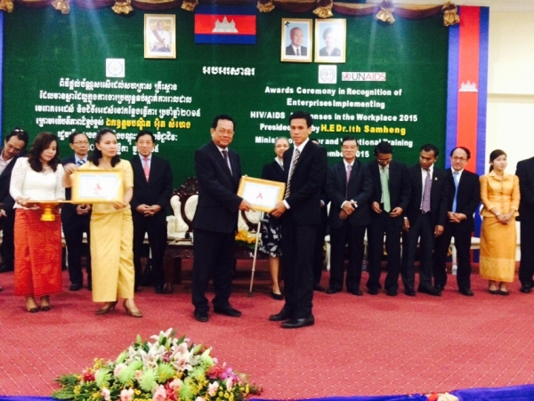 ពិធីប្រគល់ប័ណ្ណសរសើរដល់ សហគ្រាស គ្រឹះស្ថានដែលមានស្នាដៃល្អ