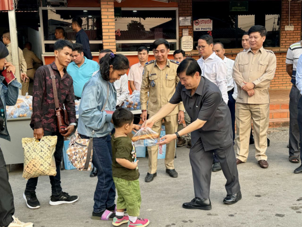 ឯកឧត្តម ហេង សួរ អមដំណើរឯកឧត្តមអភិសន្តិបណ្ឌិត ស សុខា ចុះជួបសំណេះសំណាលសួរសុខទុក្ខបងប្អូនពលករ និងពលរដ្ឋខ្មែរនៅច្រកព្រំដែនអន្តរជាតិដូង