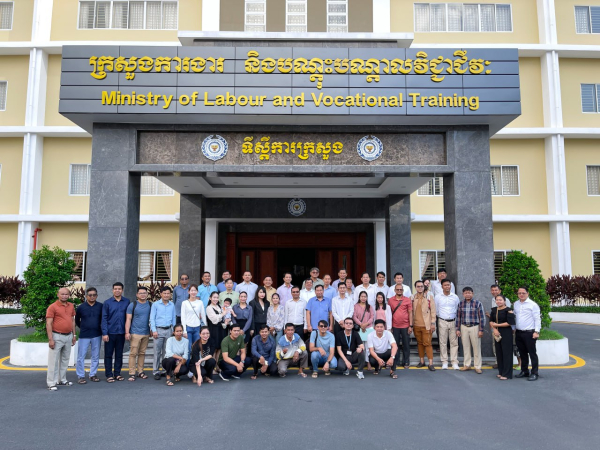 ក្រុមការងារវេនប្រចាំការថ្ងៃទី២ នៃពិធីបុណ្យភ្ជុំបិណ្ឌ នៅទីស្តីការក្រសួង