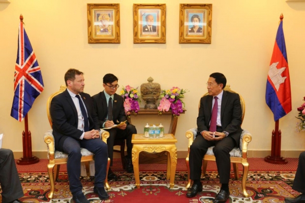 ឯកឧត្តម ពេជ សោភ័ន រដ្ឋលេខាធិការ ទទួលជួបជាមួយនឹងឯកឧត្តម ED Vaizey MP បេសកជន​ពិសេស​ផ្នែក​ពាណិជ្ជកម្មរបស់​នាយក​រដ្ឋ​មន្ត្រី​ចក្រ​ភព​អង់​គ្លេស​ប្រចាំ​ព្រះ​រាជា​ណា​ចក្រ​កម្ពុជា ដើម្បីភិភាក្សាអំពីកិច្ចការពាក់ព័ន្ធនឹងការអភិវឌ្ឍវិស័យ TVET នៅកម្ពុជា