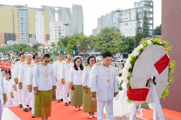 ឯកឧត្តម ហេង សួរ និងថ្នាក់ដឹកនាំក្រសួងការងារ និងបណ្តុះបណ្តាលវិជ្ជាជីវៈ អញ្ជើញថ្វាយកម្រងផ្កាគោរពព្រះវិញ្ញាណក្ខន្ធ ព្រះបរមរតនកោដ្ឋ