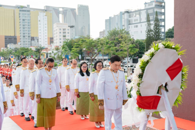 ឯកឧត្តម ហេង សួរ និងថ្នាក់ដឹកនាំក្រសួងការងារ និងបណ្តុះបណ្តាលវិជ្ជាជីវៈ អញ្ជើញថ្វាយកម្រងផ្កាគោរពព្រះវិញ្ញាណក្ខន្ធ ព្រះបរមរតនកោដ្ឋ