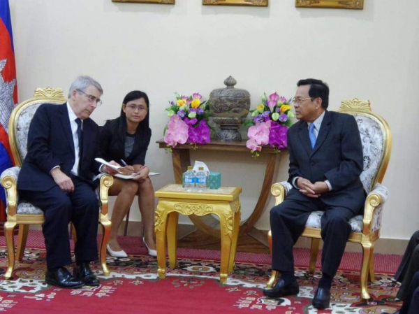 លោក Michael Gay អាជ្ញាកណ្តាលមកពីគណៈកម្មាធិការយុត្តិធម៌ការងារប្រទេសអូស្ត្រាលី និងលោក ម៉ែន និម្មិត នាយកប្រតិបត្តិនៃមូលនិធិក្រុមប្រឹក្សាអាជ្ញាកណ្តាល ដឹកនាំគណៈប្រតិភូ ចូលជួបសម្តែង ការគួរសម និងពិភាក្សាការងារ