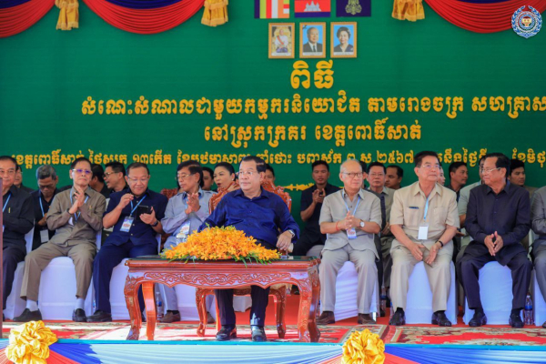 ព្រឹកនេះ សម្តេចតេជោ ហ៊ុន សែន បានបន្តអញ្ជើញចុះជួបបងប្អូនកម្មករ កម្មការិនី ជិត៧ពាន់នាក់ នៅស្រុកក្រគរ ខេត្តពោធិ៍សាត់