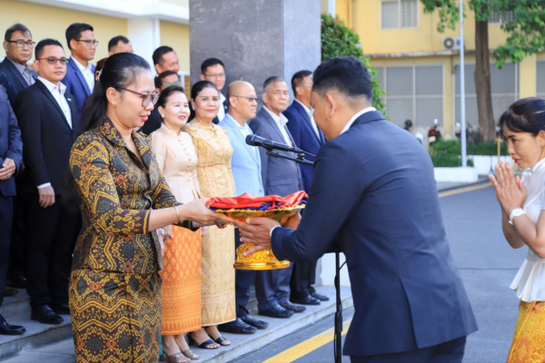 ថ្នាក់ដឹកនាំ និងមន្ត្រីរាជការនៃក្រសួងការងារ និងបណ្តុះបណ្តាលវិជ្ជាជីវៈ ចូលរួមគោរពទង់ជាតិនៃព្រះរាជាណាចក្រកម្ពុជា