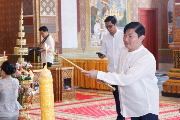 ឯកឧត្តម ហេង សួរ នាំយកទៀនព្រះវស្សា និងទេយ្យទាន ប្រគេនជូនវត្តទួលទំពូងក្នុងខណ្ឌចំការមន