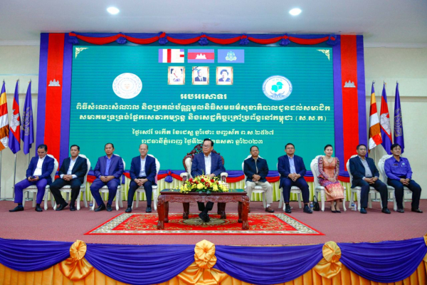 ឯកឧត្តមរដ្ឋមន្រ្តី ប្រគល់បណ្ណមូលនិធិសមធម៌សុខាភិបាល ជូនសមាជិកសមាគមទ្រទ្រង់ផ្នែកសេវាកម្សាន្តនិងសេដ្ឋកិច្ចក្រៅប្រព័ន្ធនៅកម្ពុជា