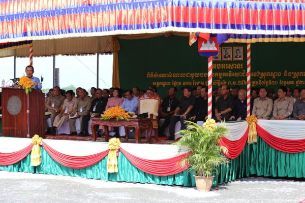 សម្តេចតេជោ ហ៊ុន សែន អញ្ជើញជួបសំណេះសំណាលជាមួយកូនក្មួយកម្មករនៅស្រុកស្អាង និងស្រុកកោះធំ ខេត្តកណ្តាលជាង១ម៉ឺននាក់