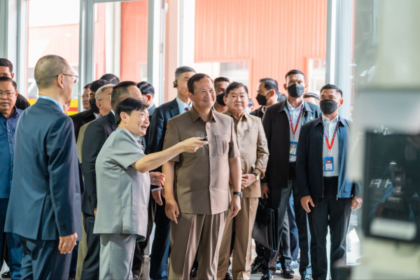 សម្តេចធិបតី ហ៊ុន ម៉ាណែត អញ្ជើញចូលពិនិត្យខ្សែច្រវាក់ផលិតកម្មក្នុងរោងចក្រកាត់ដេរ ម៉ាវ៉ល ហ្គាមិន ស្ថិតនៅតំបន់សេដ្ឋកិច្ចពិសេស រ៉ូយ៉ាល់ គ្រុប ភ្នំពេញ