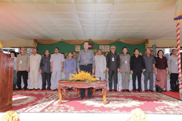 សម្តេច​តេ​ជោ ហ៊ុន សែន អញ្ជើញ​ជួប​សួរ​សុខ​ទុក្ខ​សំណេះ​សំណាល​ជា​មួយ​កូន​ក្មួយ​កម្មករ​ជាង​១ម៉ឺន​នាក់​នៅ​តំបន់​រោងចក្រ 7NG