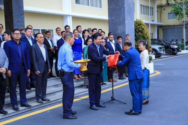 ថ្នាក់ដឹកនាំ និងមន្ត្រីរាជការនៃក្រសួងការងារ និងបណ្តុះបណ្តាលវិជ្ជាជីវៈ ចូលរួមគោរពទង់ជាតិនៃព្រះរាជាណាចក្រកម្ពុជា