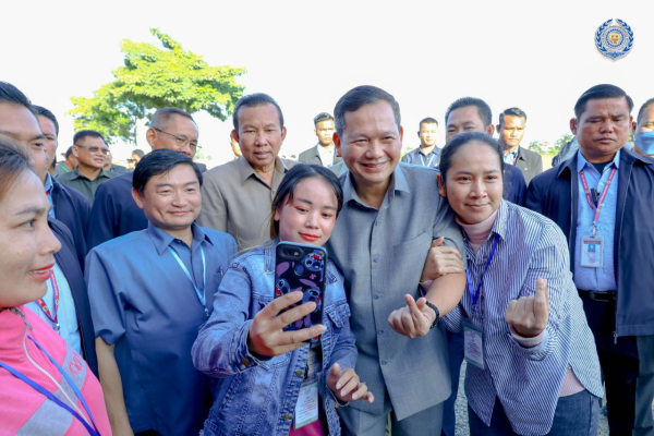 សម្តេចមហាបវរធិបតី ហ៊ុន ម៉ាណែត អញ្ជើញចុះជួបសំណេះសំណាលជាមួយបងប្អូនកម្មករ និយោជិត ចំនួន ១៨ ១០៨នាក់ នៅតាមបណ្តារោងចក្រ សហគ្រាស ដែលមានមូលដ្ឋានក្នុងខណ្ឌកំបូល រាជធានីភ្នំពេញ