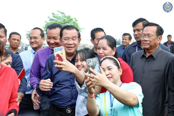 ថ្ងៃនេះ សម្តេចតេជោ ហ៊ុន សែន បានបន្តអញ្ជើញចុះជួបបងប្អូនកម្មករ កម្មការិនី ជិត២ម៉ឺននាក់ជាបន្តទៀត នៅខណ្ឌពោធិ៍សែនជ័យ រាជធានីភ្នំពេញ