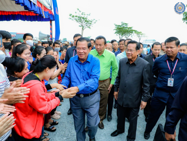 ព្រឹកនេះ សម្តេចតេជោ ហ៊ុន សែន បានបន្តអញ្ជើញចុះជួបបងប្អូនកម្មករ កម្មការិនី ជិត២ម៉ឺននាក់ជាបន្តទៀត នៅតំបន់ព្រៃស្ពឺ ខណ្ឌពោធិ៍សែនជ័យ