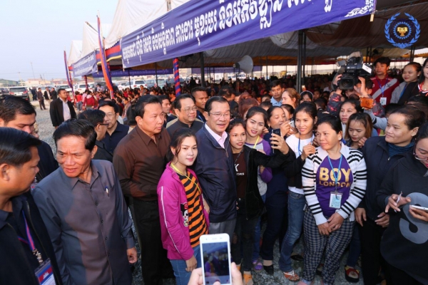សម្តេចតេជោ ហ៊ុន សែន អញ្ជើញជួបកូនក្មួយកម្មករ ១៥,១០៩នាក់ នៅរោងចក្រតំបន់ទំនប់កប់ស្រូវ ខណ្ឌពោធិ៍សែនជ័យ