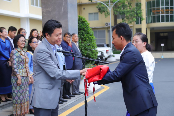 ថ្នាក់ដឹកនាំ និងមន្ត្រីរាជការនៃក្រសួងការងារ និងបណ្តុះបណ្តាលវិជ្ជាជីវៈ ចូលរួមគោរពទង់ជាតិនៃព្រះរាជាណាចក្រកម្ពុជា