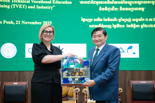 កម្ពុជានិងអូស្ត្រាលី គាំទ្រការបង្កើតមជ្ឈមណ្ឌលឧត្តមភាពយានយន្តកម្ពុជា ដើម្បីរួមគ្នាអភិវឌ្ឍមូលធនមនុស្ស បង្កើនភាពធន់ផ្នែកសេដ្ឋកិច្ច និងអភិវឌ្ឍកម្លាំងពលកម្មជំនាញឱ្យមានសមត្ថភាពខ្ពស់សម្រាប់ចូលរួមការអភិវឌ្ឍវិស័យឧស្សាហកម្មរថយន្តនៅកម្ពុជា