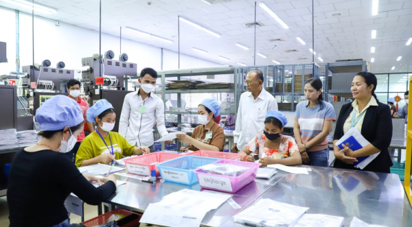 ឯកឧត្តម ប្រាក់ ចាន់ធឿន រដ្ឋលេខាធិការ តំណាងដ៏ខ្ពង់ខ្ពស់ឯកឧត្តមរដ្ឋមន្ត្រី បានអញ្ជើញជួបសំណេះសំណាលជាមួយតំណាងនាយកសហគ្រាស គ្រឹះស្ថាន សហជីព តំណាងកម្មករនិយោជិត