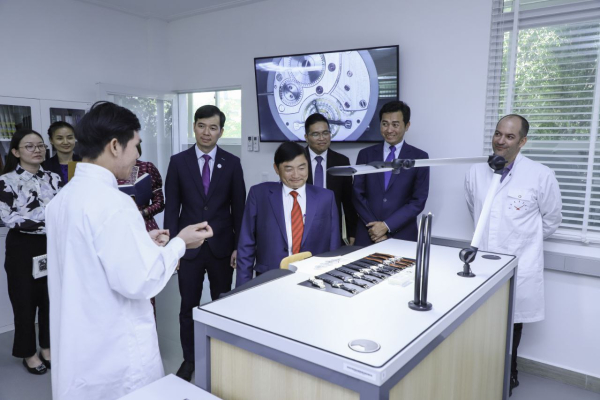 រដ្ឋមន្ត្រីក្រសួងការងារ និងបណ្តុះបណ្តាលវិជ្ជាជីវៈ ស្វែងយល់ការបណ្តុះបណ្តាលជំនាញផលិតនាឡិការស្តង់ដាស្វីសរបស់Prince Horology