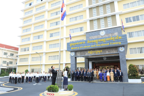 ថ្នាក់ដឹកនាំ និងមន្ត្រីរាជការនៃក្រសួងការងារ និងបណ្តុះបណ្តាលវិជ្ជាជីវៈ ចូលរួមគោរពទង់ជាតិនៃព្រះរាជាណាចក្រកម្ពុជា