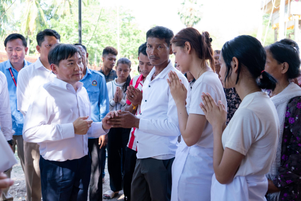 ឯកឧត្តមរដ្ឋមន្ដ្រី ហេង សួរ អញ្ជើញគោរពវិញ្ញាណក្ខន្ធសពកម្មករនិយោជិត ដែលទទួលមរណភាពដោយសារឧបទ្ទវហេតុគ្រោះថ្នាក់ចរាចរណ៍ដ៏រន្ធត់ នៅខេត្តកំពង់ឆ្នាំង