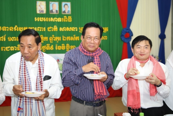 ថ្នាក់ដឹកនាំ មន្ត្រីរាជការ ក្រសួងការងារ និងបណ្តុះបណ្តាលវិជ្ជាជីវៈ រៀបចំពិធីហូបអំបុកខ្មែរ &ldquo;ការពារ ជាតិ សាសនា ព្រះមហាក្សត្រ&rdquo;