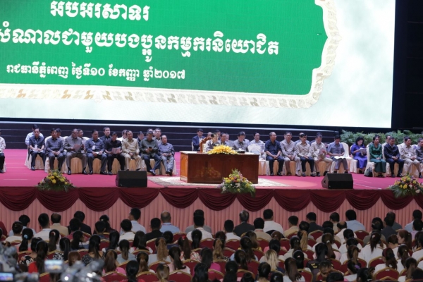 សម្តេចអគ្គមហាសេបតីតេជោ ហ៊ុន សែន ជួបសំណេះសំណាលសួរសុខទុក្ខបងប្អូនកម្មករលើកទី៧