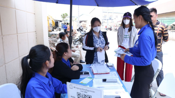 ក្រុមការងារមជ្ឈមណ្ឌលការងារចល័ត របស់ NEA បានចុះទៅផ្សព្វផ្សាយ និងនាំយកឱកាសការងារជាច្រើនពាន់កន្លែង សម្រាប់ផ្តល់ជូនកម្មករកម្មការិនី រោងចក្រ អ.ជី ហ្វ៊ូតវែរ(ខេមបូឌា) ឯ.ក