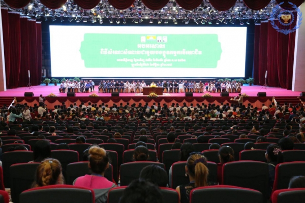 សម្តេចតេជោ ហ៊ុន សែន អញ្ជើញជួបសួរសុខទុក្ខកូនក្មួយកម្មករ ៤,៦៨២នាក់ នៅកោះពេជ្រ