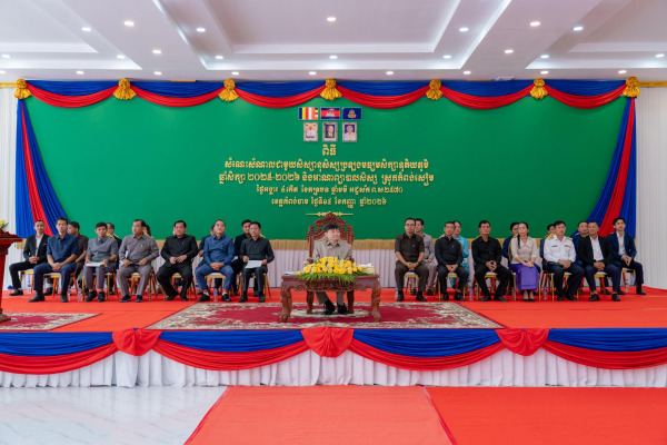 ឯកឧត្តម ហេង សួរ អបអរសាទរ និងផ្ដល់អាហារូបករណ៍នៅសាលា TVET ដល់សិស្សប្រឡងបាក់ឌុបក្នុងស្រុកកំពង់សៀម ខេត្តកំពង់ចាម