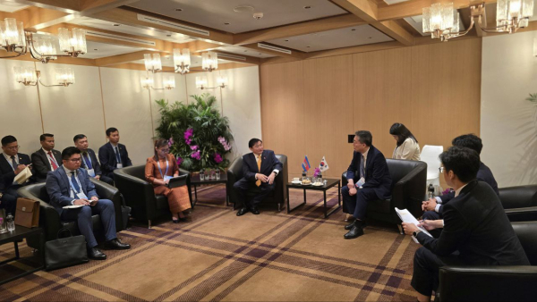 ឯកឧត្តម ហេង សួរ ជួបពិភាក្សាការងារជាមួយអនុរដ្ឋមន្ត្រី ក្រសួងមុខរបរ និងការងារនៃសាធារណរដ្ឋកូរ៉េ&nbsp; អំឡុងពេលកិច្ចប្រជុំរដ្ឋមន្រ្តីការងារអាស៊ានលើកទី២៨ និងកិច្ចប្រជុំពាក់ព័ន្ធ